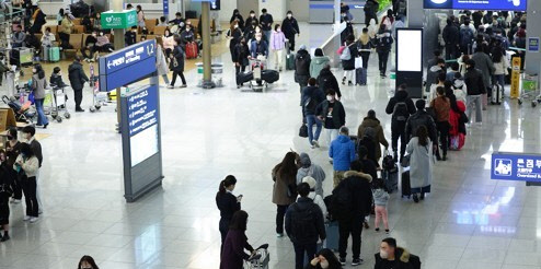 1일 오전 인천국제공항 제1터미널 출국장에서 탑승객들이 붐비고 있는 모습. 연합뉴스